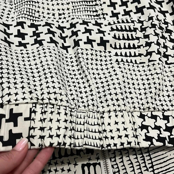 CAbi Short Sleeve Zip Jacket Ivory Black Size Medium. Excellent condition! - Picture 9 of 10